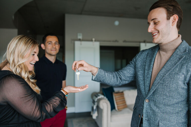 handing-over-keys-to-new-home